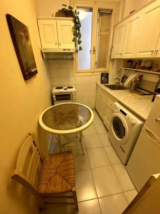Cute 2bdrm In Salonica Center Apartment *